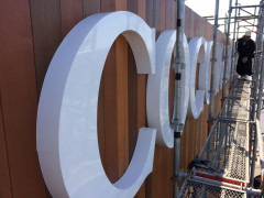 前橋　切り文字　取付工事の様子